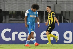 Maximiliano Silvera (d), de Peñarol, anotó un doblete en la victoria por 0-3 ante el San Antonio. EFE/ Jorge Ábrego