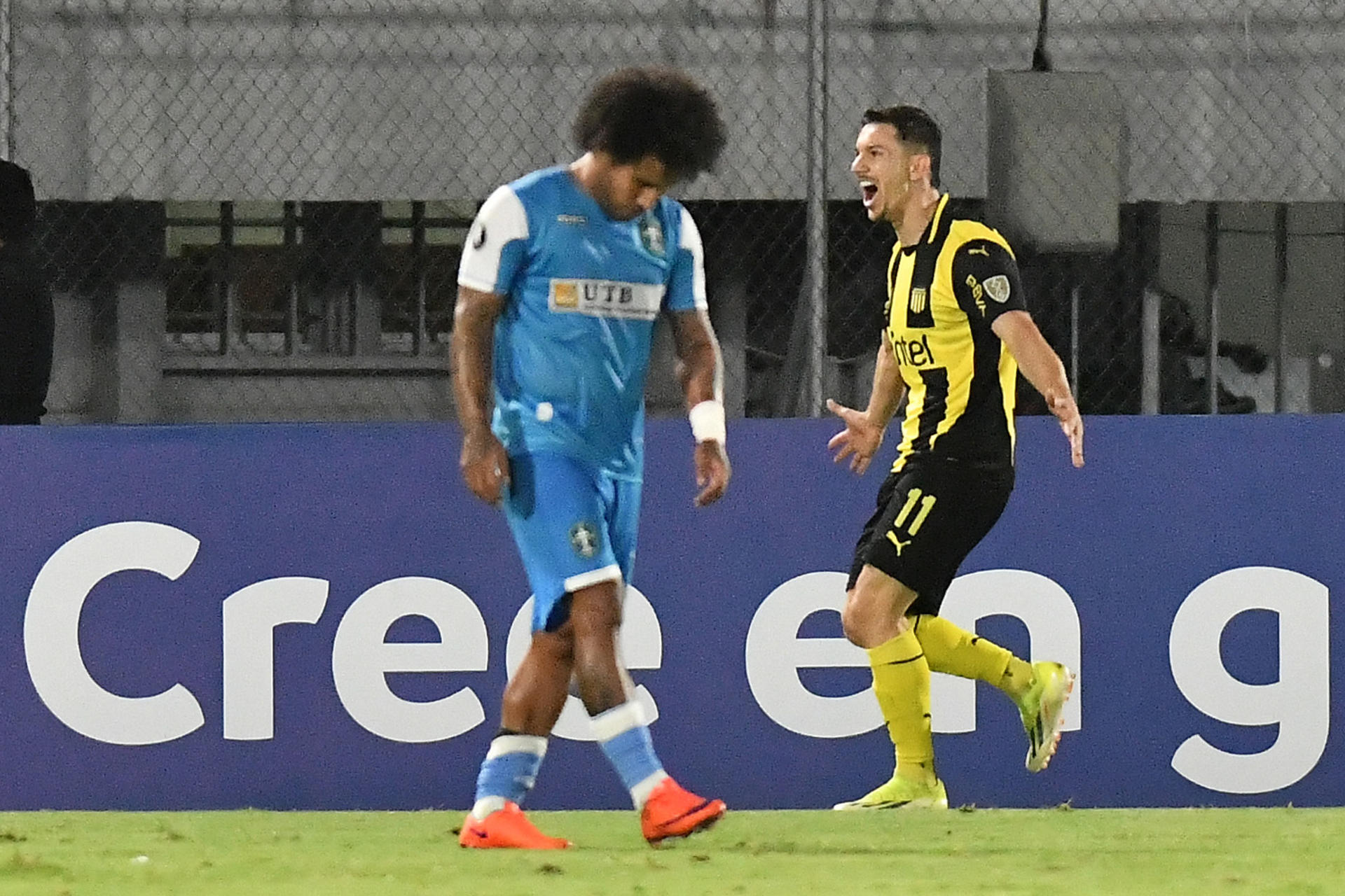 Maximiliano Silvera (d), de Peñarol, anotó un doblete en la victoria por 0-3 ante el San Antonio. EFE/ Jorge Ábrego