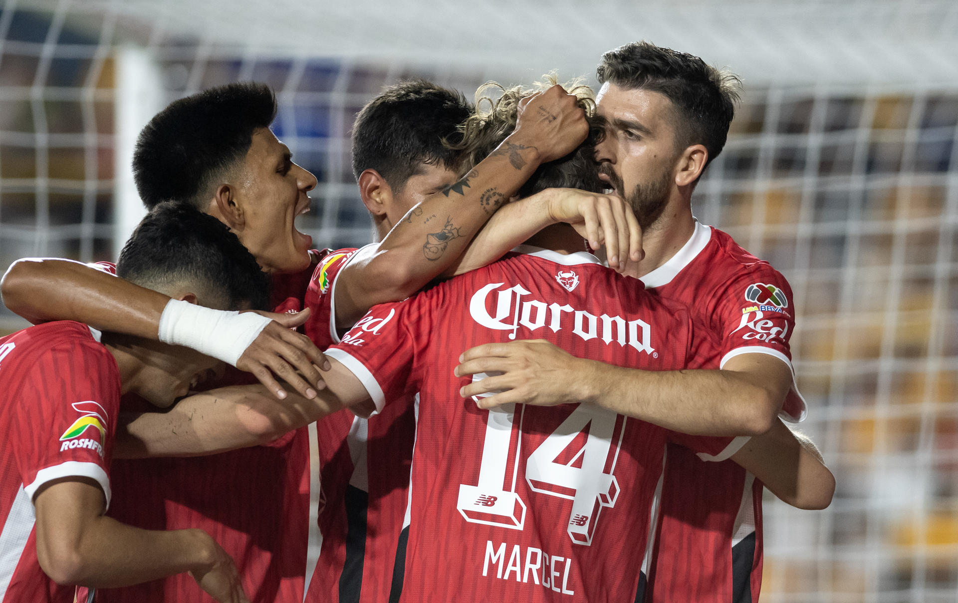 Jugadores de Toluca celebran un gol en un partido de ida de la semifinal del Torneo Clausura 2025 Liga MX entre Tigres y Toluca en el estadio Universitario de la ciudad de Monterrey (México). EFE/ Miguel Sierra