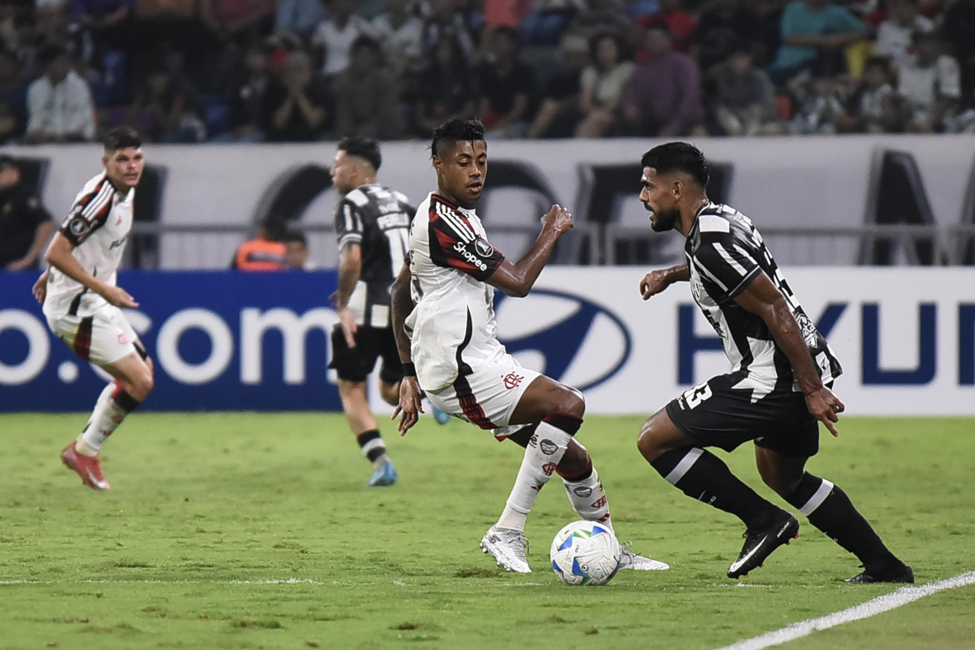 Jonathan Galván (d) de Central disputa un balón con Bruno Henrique Pinto de Flamengo en un partido de la fase de grupos de la Copa Libertadores. EFE/STR