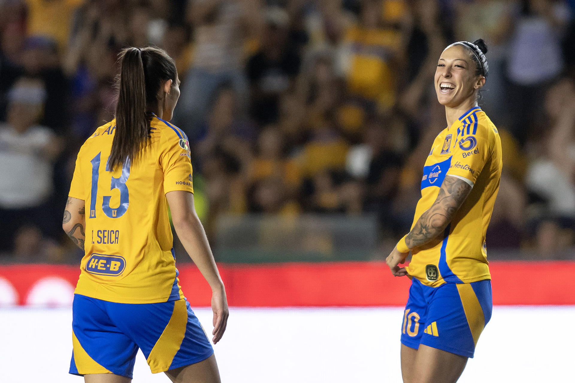 ALT El Tigres de la española Jenni Hermoso recibe al Thorns, en las semifinales de la Concacaf
