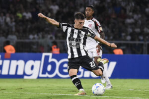Nicolás Quagliata de Central patea un balón en un partido de la fase de grupos de la Copa Libertadores. EFE/STR