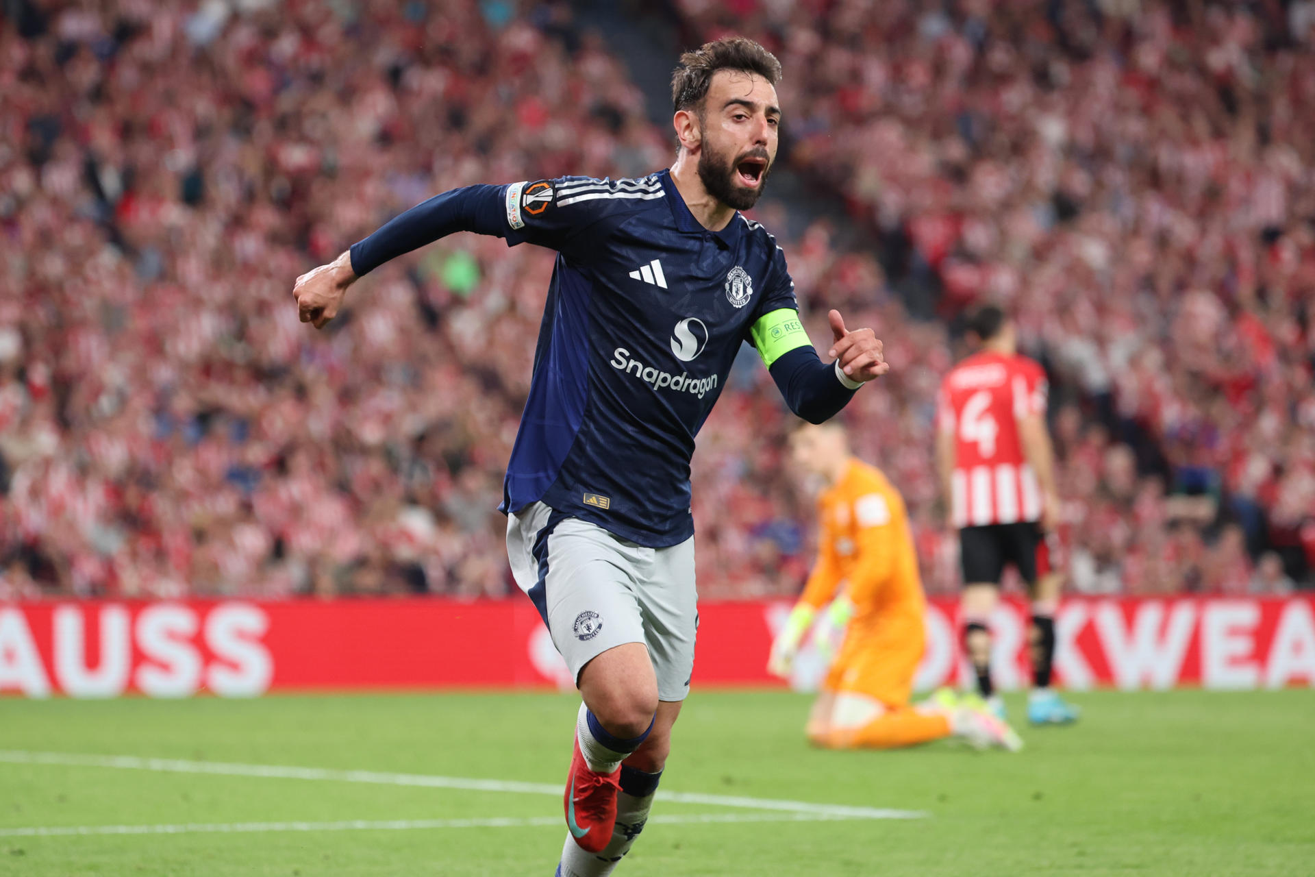 El centrocampista del Manchester Bruno Fernandes celebra tras marcar el segundo gol ante el Athletic, durante el partido de ida de las semifinales de la Liga Europa que Athletic Club y Manchester United disputan este jueves en el estadio de San Mamés, en Bilbao. EFE/Luis Tejido