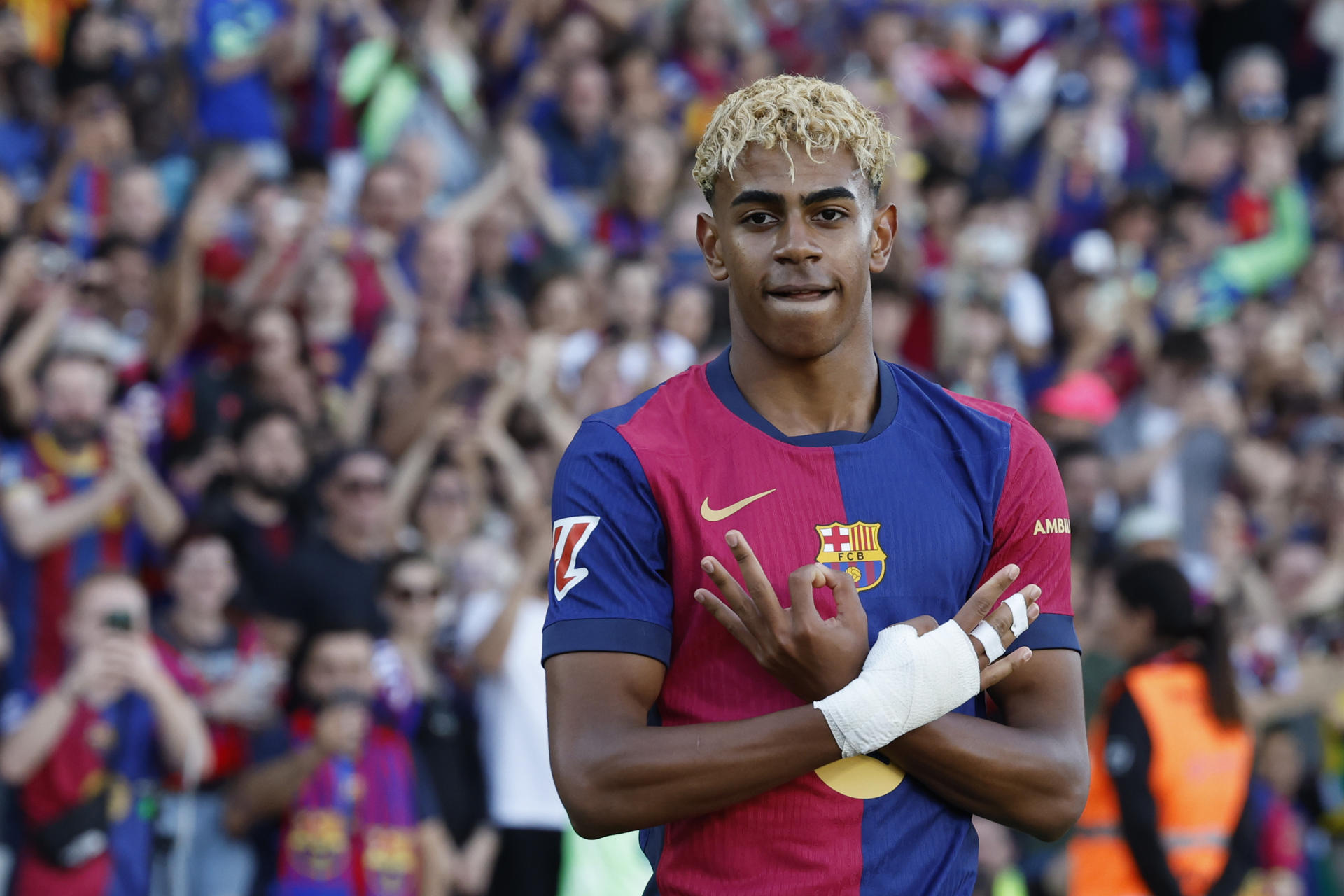 El delantero del Barcelona Lamine Yamal celebra el primer gol de su equipo durante el encuentro de la jornada 37 de LaLiga entre FC Barcelona y Villarreal CF disputado este domingo en el Estadio Olímpico de Montjuic. EFE/ Toni Albir