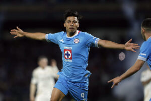 Angel Sepúlveda celebra este jueves el gol de penalti con el que Cruz Azul selló su clasificación a la final de la Copa de Campeones de la Concacaf en el estadio Olímpico Universitario de Ciudad de México. EFE/ Isaac Esquivel