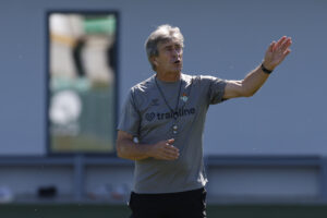 Foto de archivo del entrenador del Real Betis, Manuel Pellegrini, durante un entrenamiento de la plantilla verdiblanca. EFE/Julio Muñoz