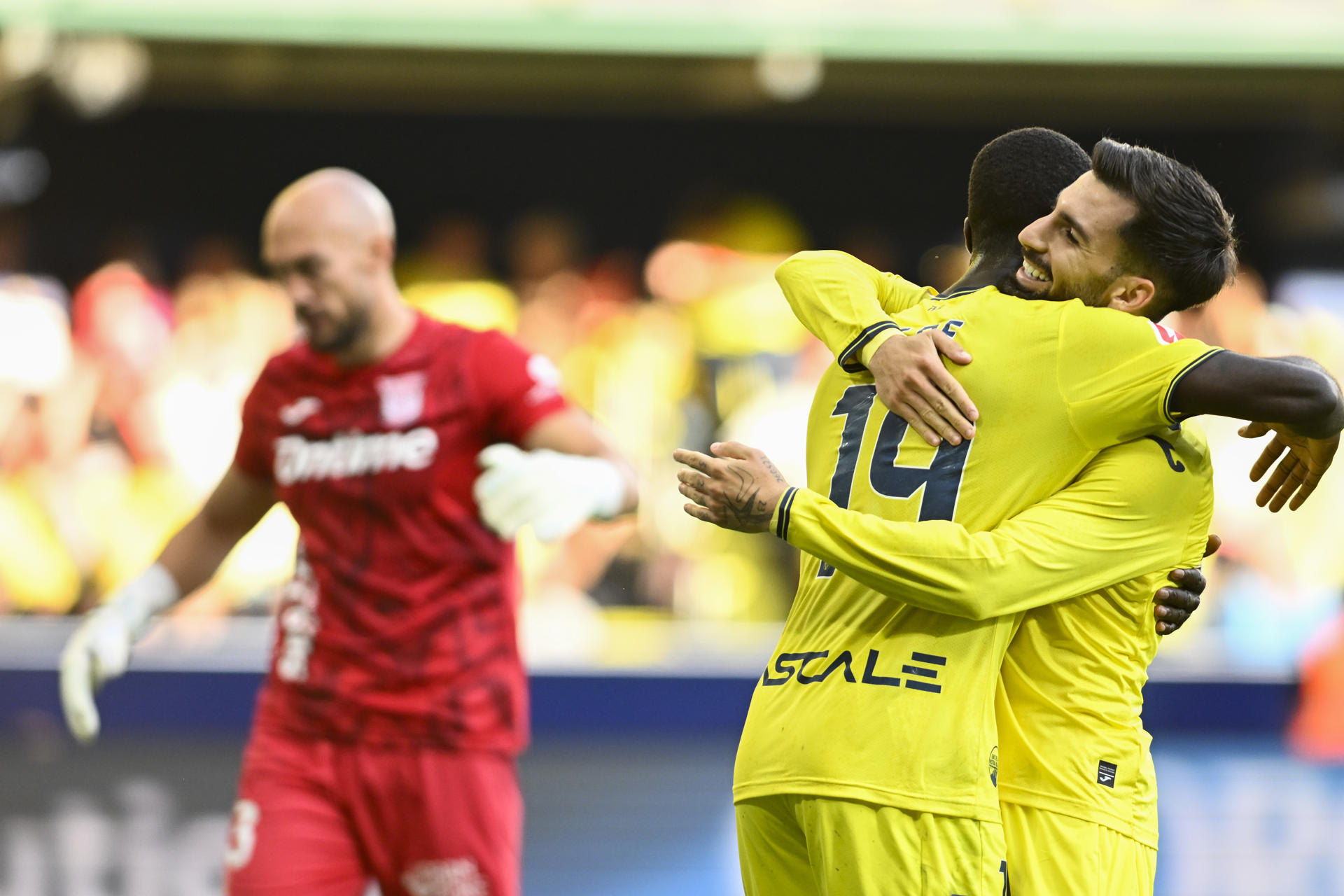 El delantero marfileño del Villarreal Nicolas Pepe (2d) celebra el tercer gol de su equipo durante el partido de la jornada 36 de LaLiga EA Sports, entre el Villarreal y el Leganés, este miércoles en el Estadio de la Cerámica. EFE/ Andreu Esteban