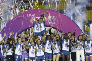 Jugadoras de Pachuca festejan con el trofeo de campeonas este lunes, al finalizar el partido de vuelta de la final del torneo Clausura 2025 de la Liga MX entre América y Pachuca en el estadio de Ciudad de los Deportes en Ciudad de México (México). EFE/ Sáshenka Gutiérrez