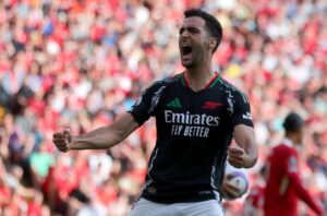 EL jugador del Arsenal Mikel Merino celebra un gol durante el partido de la Premier League que han jugado Liverpool FC y Arsenal FC, en Liverpool, Reino Unido. EFE/EPA/ASH ALLEN