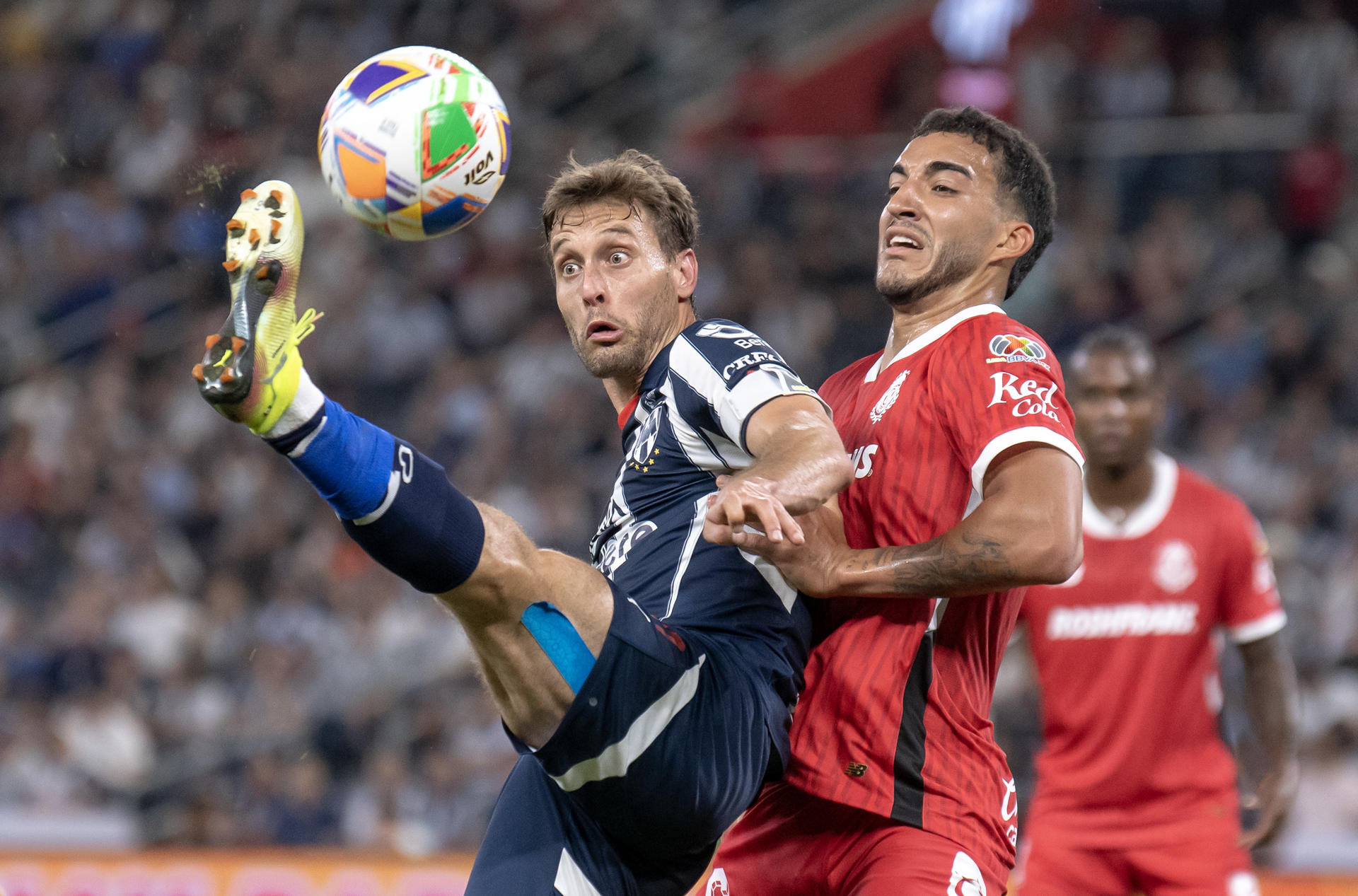 Sergio Canales (i) de Monterrey disputa el balón con Federico Pereira de Toluca este miércoles, durante el partido de ida de cuartos de final del Torneo Clausura 2025 de la Liga MX entre Monterrey y Toluca, en el Estadio BBVA de Monterrey (México). EFE/Miguel Sierra
