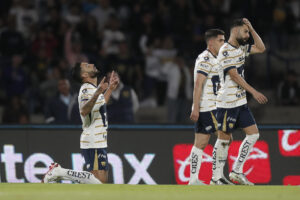 Nathanael Ananias (i) de Pumas celebra un gol durante un juego celebrado en el estadio Olímpico Universitario de Ciudad de México (México). Fotografía de archivo. EFE/ Isaac Esquivel