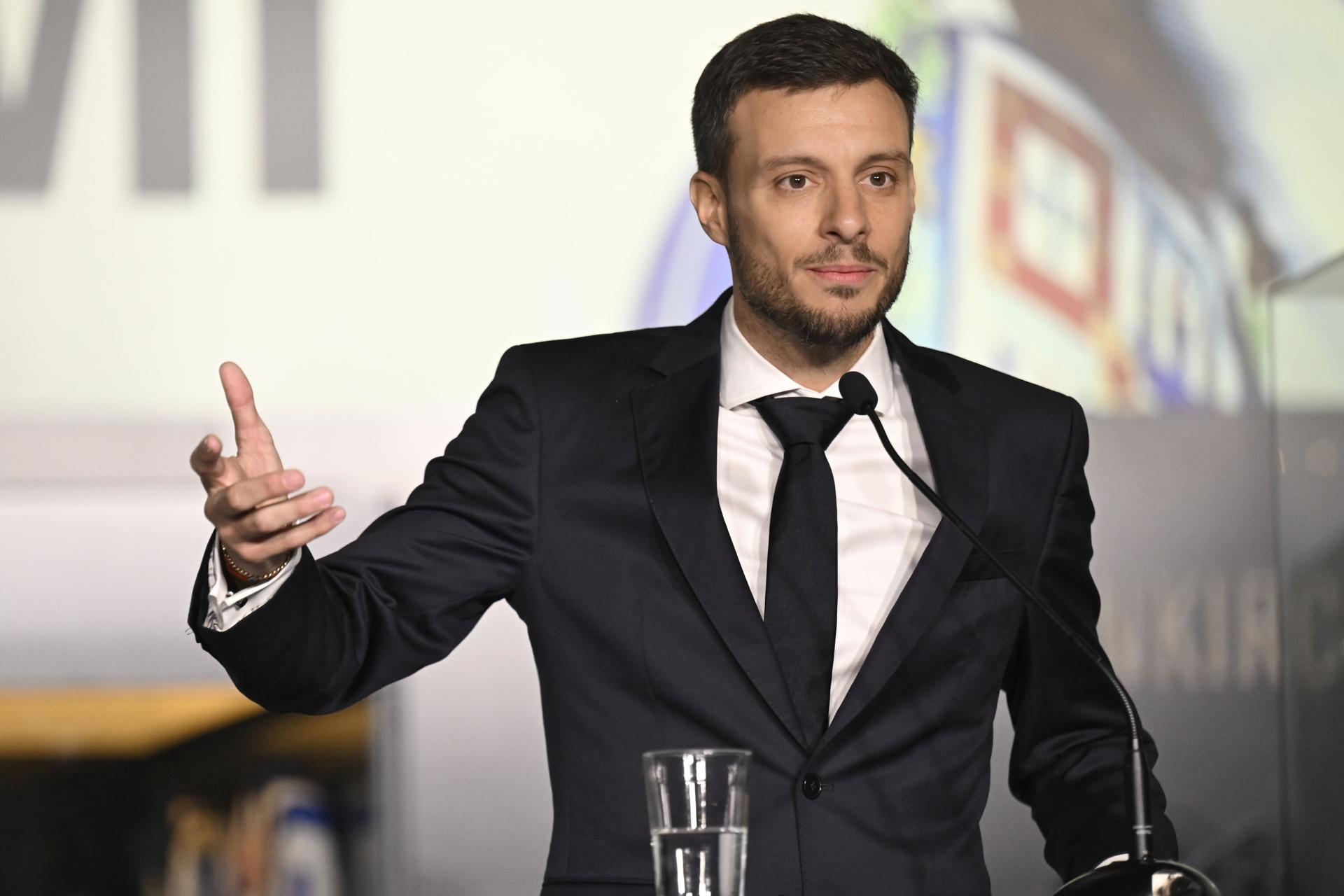 Fotografía de Fernando Veludo en la que se ve al entrenador del Oporto, el argentino Martín Anselmi, en una imagen de archivo durante su presentación como técnico del equipo portugués en enero de 2025. EFE