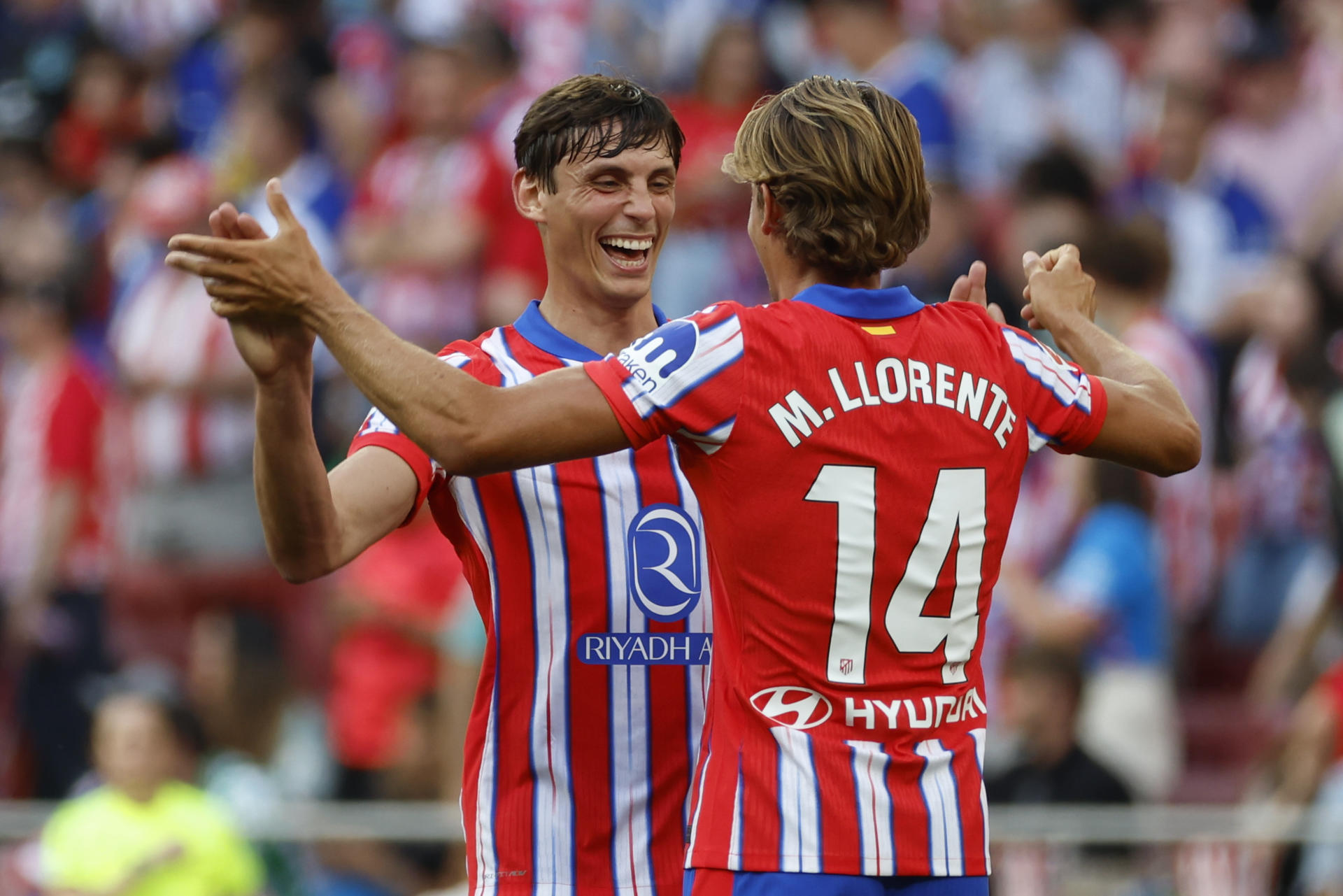 El defensa galo del Atlético de Madrid Robin Le Normand (i) celebra tras marcar el segundo gol del equipo durante el partido de la jornada 37 de LaLiga entre el Atlético de Madrid y el Real Betis, este domingo en el estadio Metropolitano, en Madrid. EFE/ Mariscal