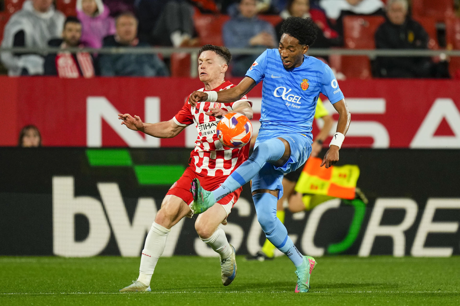 El delantero ucraniano del Girona Viktor Tsyhankov (i) disputa un balón con el defensa colombiano del Mallorca Johan Mojica (d) durante el partido de LaLiga de fútbol que Girona FC y Real Mallorca disputan este lunes en el estadio de Montilivi. EFE/ Siu Wu