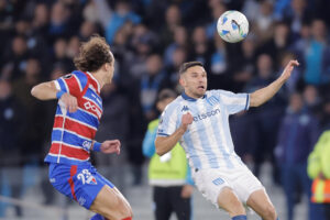 Adrián Martínez (d), le dio el triunfo a Racing ante Fortaleza. En la foto disputa el balón con David Luiz. EFE/ Juan Ignacio Roncoroni