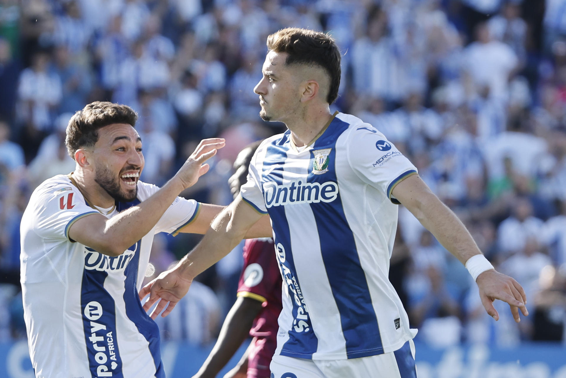 El defensa del Leganés Javier Hernández Carrera celebra tras anotar el primer gol del equipo, durante el partido de LaLiga de fútbol que CD Leganés y Real Valladolid disputan este sábado en el estadio de Butarque. EFE/Sergio Pérez