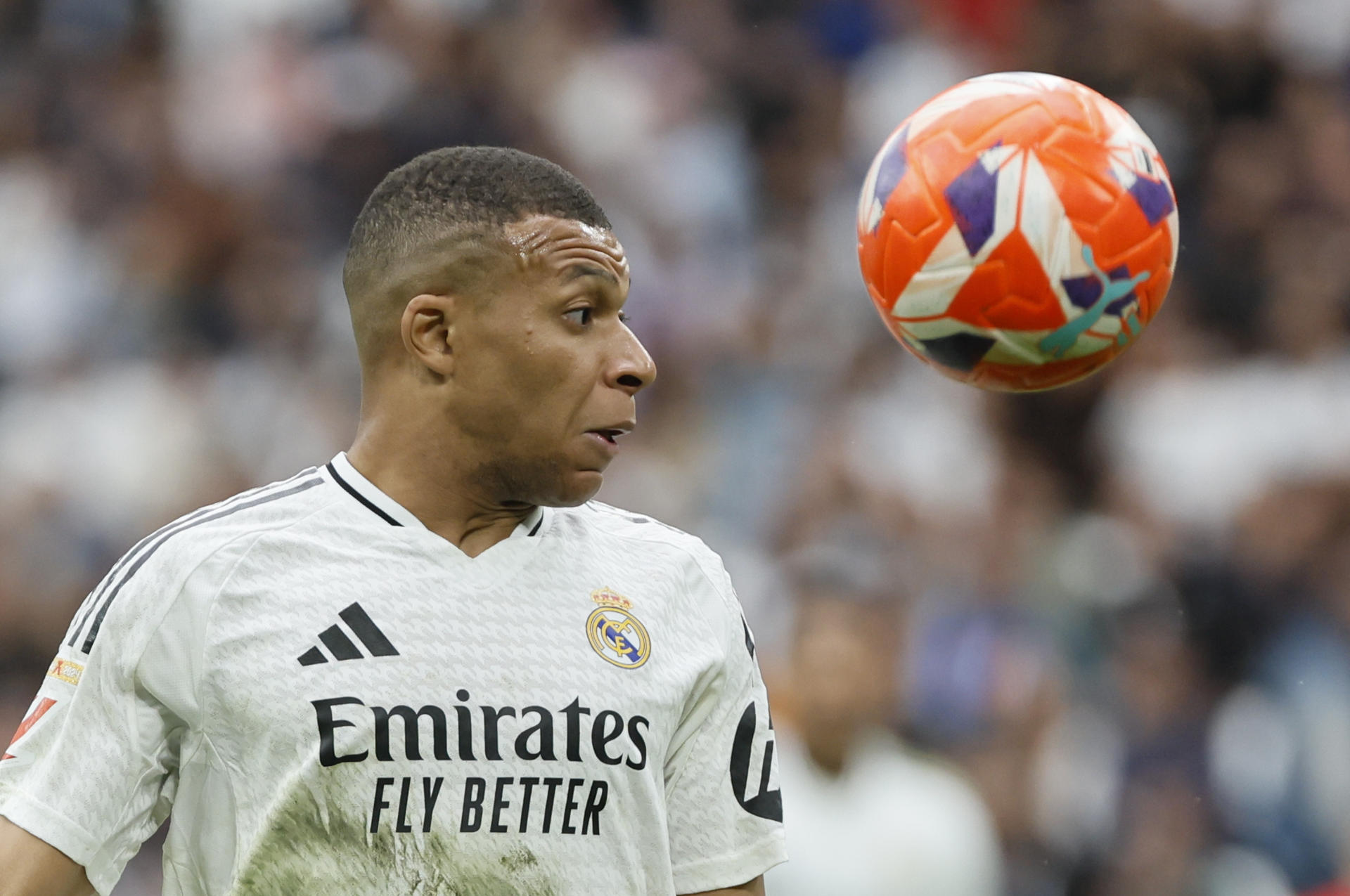 MADRID, 04/05/2025.- El delantero del Real Madrid Kylian Mbappé en acción durante el partido entre el Real Madrid y el Celta este domingo en el estadio Santiago Bernabéu en Madrid este domingo. EFE/ Ballesteros