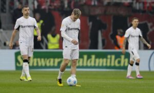 El jugador del Leverkusen Floria Wirtz (C) durante el partido de la Bundesliga que han jugado SC Freiburg y Bayer 04 Leverkusen en Freiburg, Alemania. EFE/EPA/RONALD WITTEK