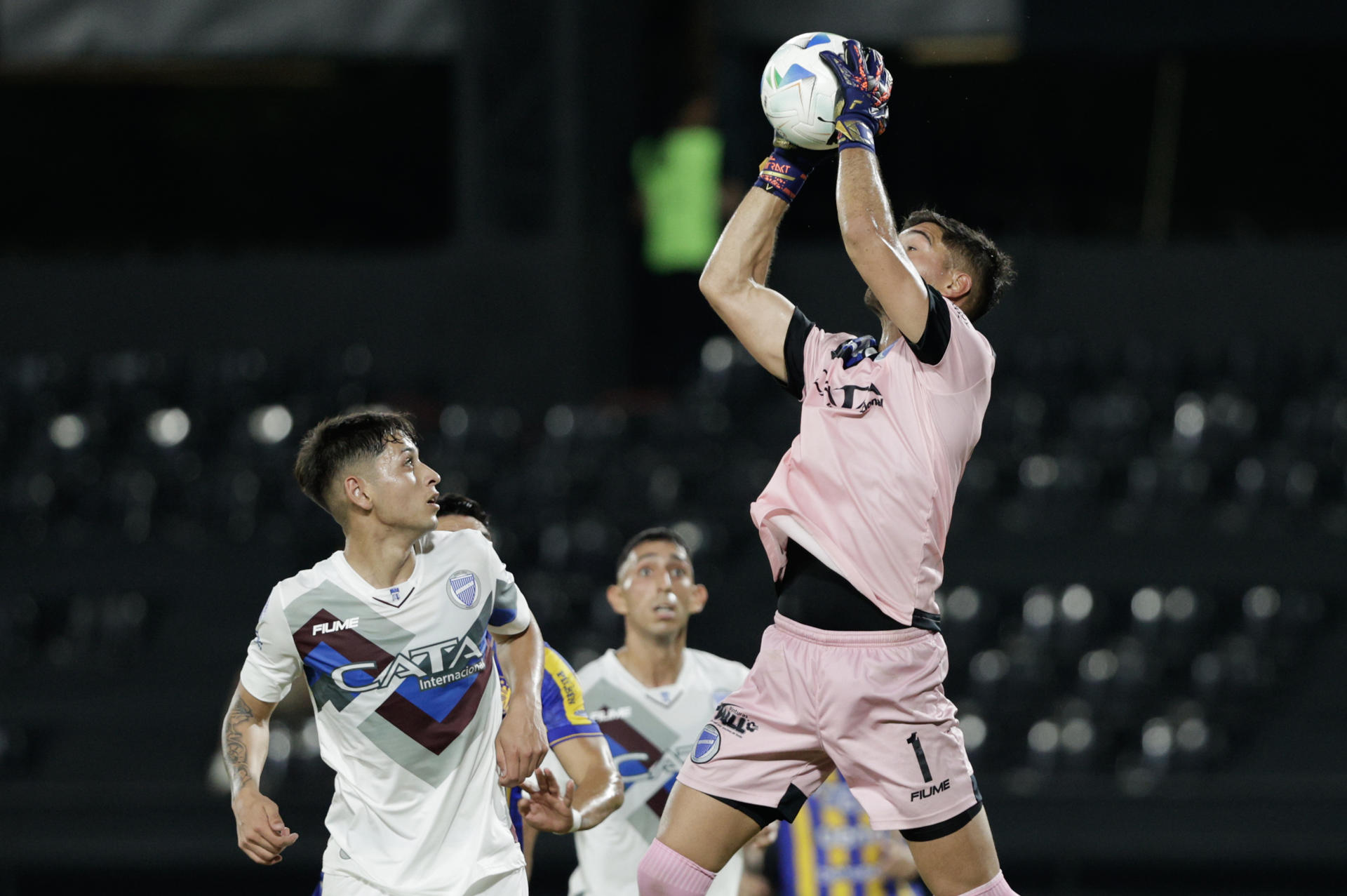 Franco Petroli (d) de Godoy controla un balón en un partido de la fase de grupos de la Copa Sudamericana . EFE/ Juan Pablo Pino