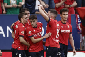 El delantero del Osasuna Ante Budimir (2i) celebra junto a sus compañeros tras marcar el 1-0 durante el partido de LaLiga entre el Osasuna y el Espanyol, este domingo en el estadio de El Sadar, en Pamplona. EFE/ Jesús Diges