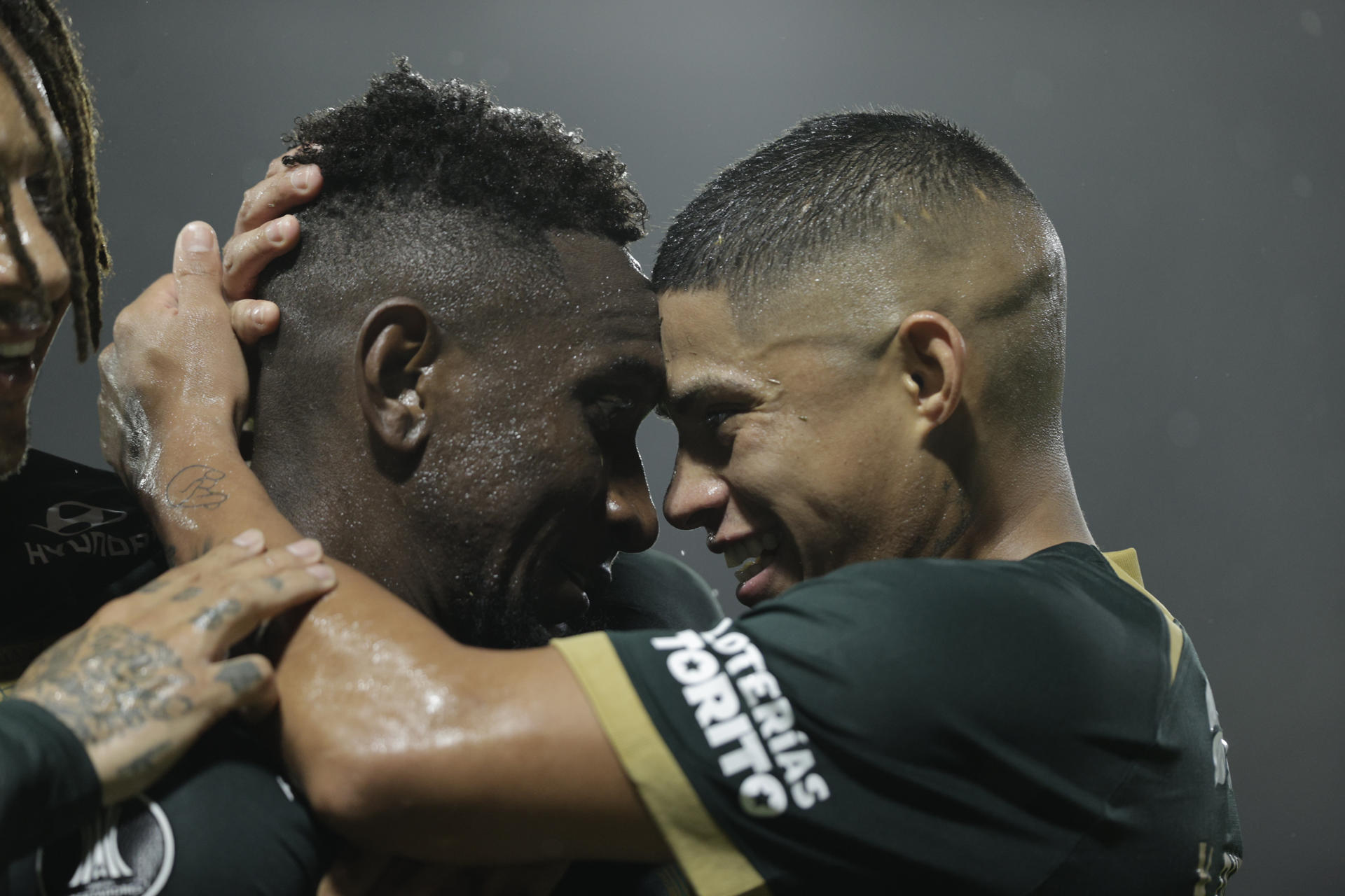 Erick Castillo (i) celebra el gol que puso transitoriamente adelante a Alianza Lima por 0-2 en el partido de la última jornada de la fase de grupos de la Copa Libertadores que finalmente empataron 2-2 este martes con Libertad en Asunción. EFE/Juan Pablo Pino
