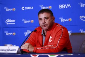 El técnico argentino del Club Toluca, Antonio Mohamed, habla este miércoles durante una rueda de prensa en la ciudad de Toluca en el Estado de México (México). EFE/Felipe Gutiérrez