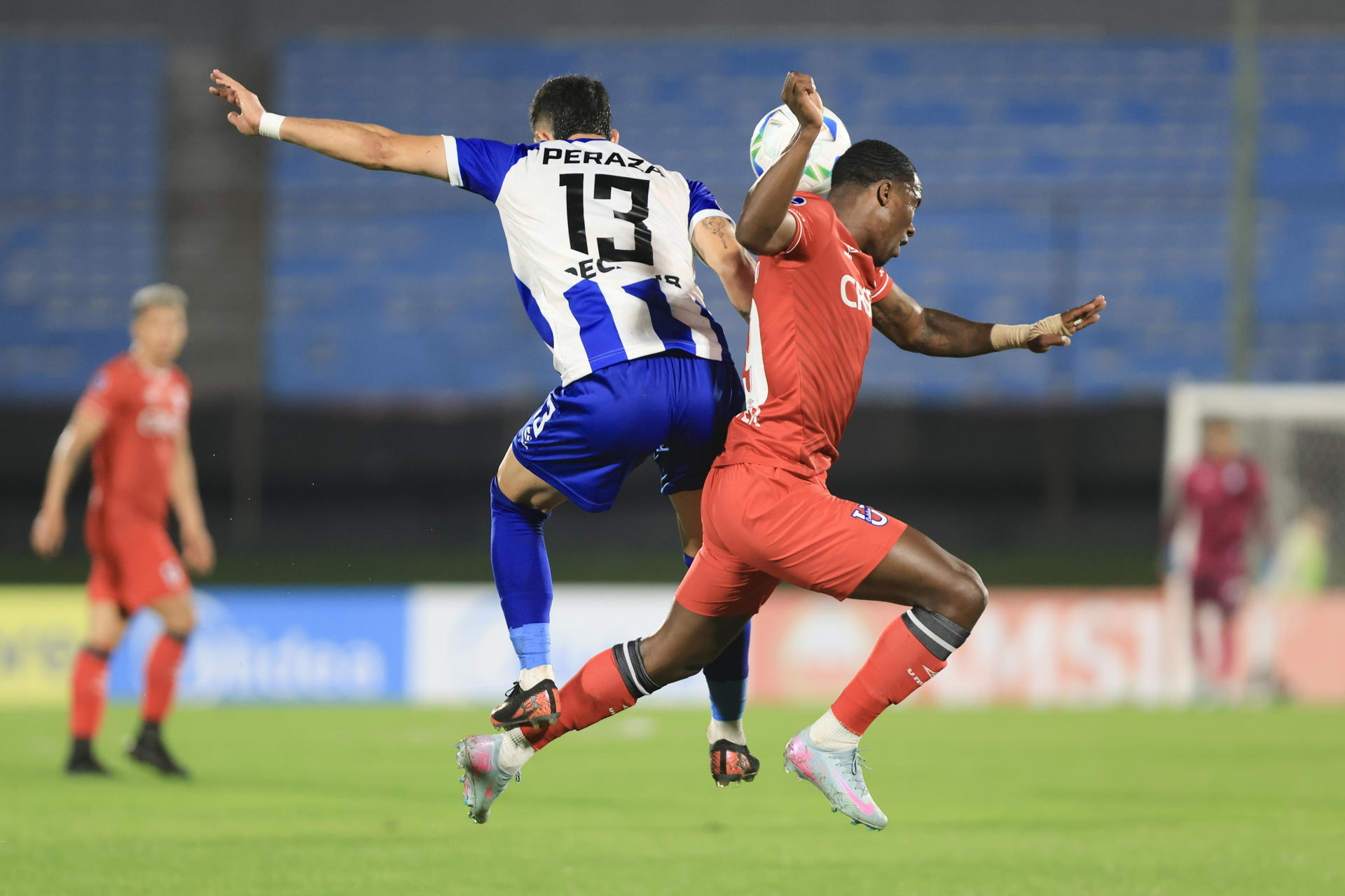 Facundo Peraza de Cerro (i) disputa un balón con Gregori Anangono de Católica en un partido de la fase de grupos de la Copa Sudamericana. EFE/ Gastón Britos