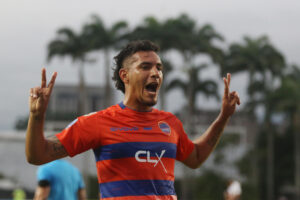 Junior Paredes de Puerto Cabello celebra tras anotar un gol este miércoles, en un partido de la fase de grupos de la Copa Sudamericana. EFE/ Juan Carlos Hernández