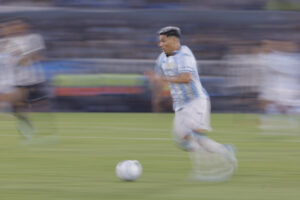 Maximiliano Salas de Racing controla un balón en el partido de ida de la Recopa Sudamericana. EFE/ Juan Ignacio Roncoroni