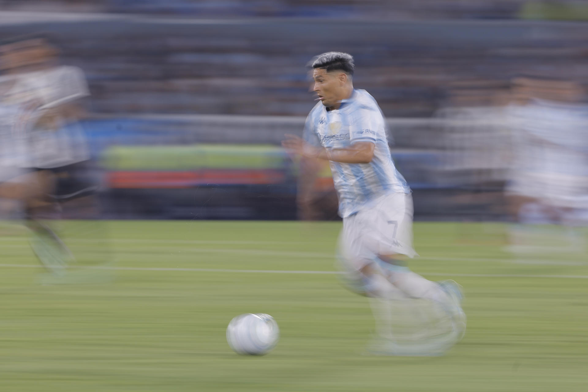 Maximiliano Salas de Racing controla un balón en el partido de ida de la Recopa Sudamericana. EFE/ Juan Ignacio Roncoroni