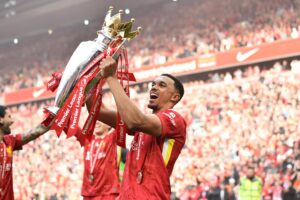 Trent Alexander-Arnold levanta el trofeo de la Premier League como jugador del Liverpool, el pasado 25 de mayo. EFE/EPA/PETER POWELL. USO EDITORIAL SOLAMENTE.