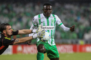 Kevin Viveros (d) de Nacional disputa un balón con Anthoni de Internacional en un partido de la fase de grupos de la Copa Libertadores. EFE/ STR