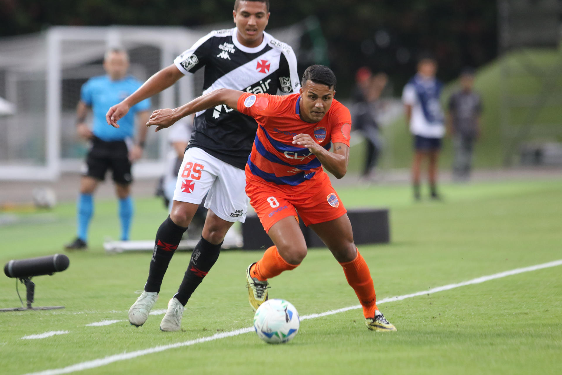 Dimas Meza (d) de Puerto Cabello disputa un balón con Mateus Carvalho de Vasco en un partido de la fase de grupos de la Copa Sudamericana. EFE/ Juan Carlos Hernández