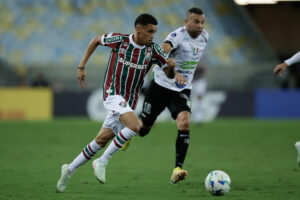 Riquelme Silva (i) de Fluminense disputa el balón con Jeider Riquett de Once Caldas. EFE/ Andre Coelho