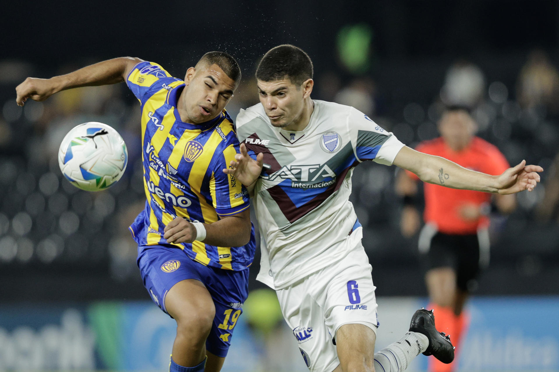 Marcelo Pérez (i) de Sportivo disputa un balón con Leandro Fabián Quiroz de Godoy este martes, en un partido de la fase de grupos de la Copa Sudamericana. EFE/ Juan Pablo Pino