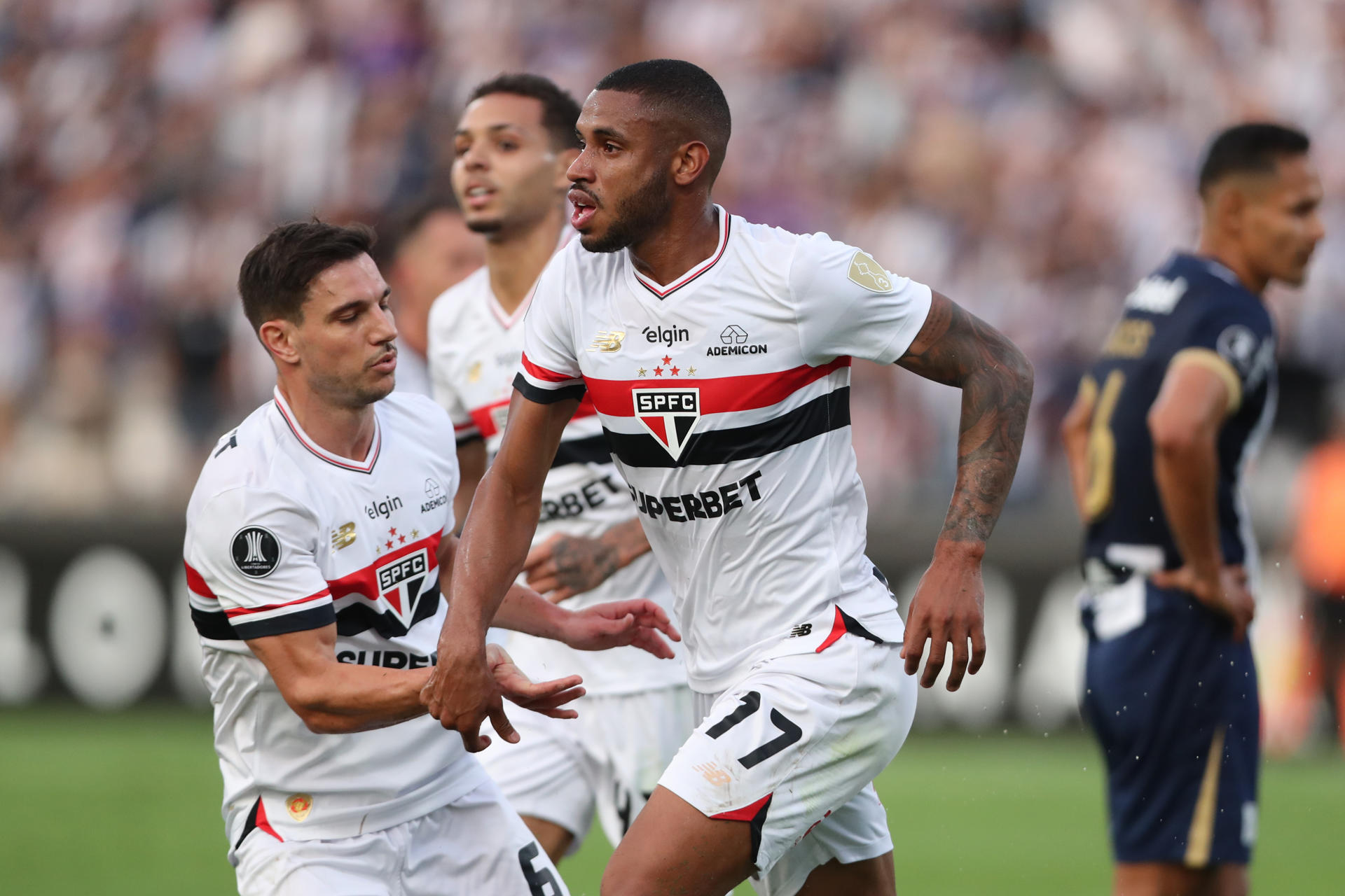 André Silva (c) de São Paulo celebra con sus compañeros tras anotar un gol durante un partido de la fase de grupos de la Copa Libertadores. EFE/ Paolo Aguilar