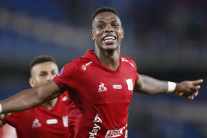 Jean Pestaña marcó el gol para que el América de Cali igualara 1-1 con Racing en la Copa Sudamericana en el estadio Olímpico Pascual Guerrero. EFE/ Ernesto Guzman
