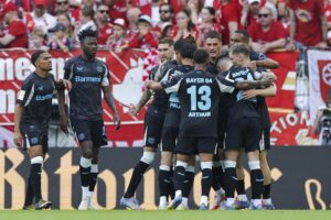 El delantero Patrik Schick es felicitado por sus compñsero tras marcar el empate durante el partido entre el el 1. FSV Mainz 05 - Bayer Leverkusen en Dortmund, Alemania. EFE/EPA/CHRISTOPHER NEUNDORF