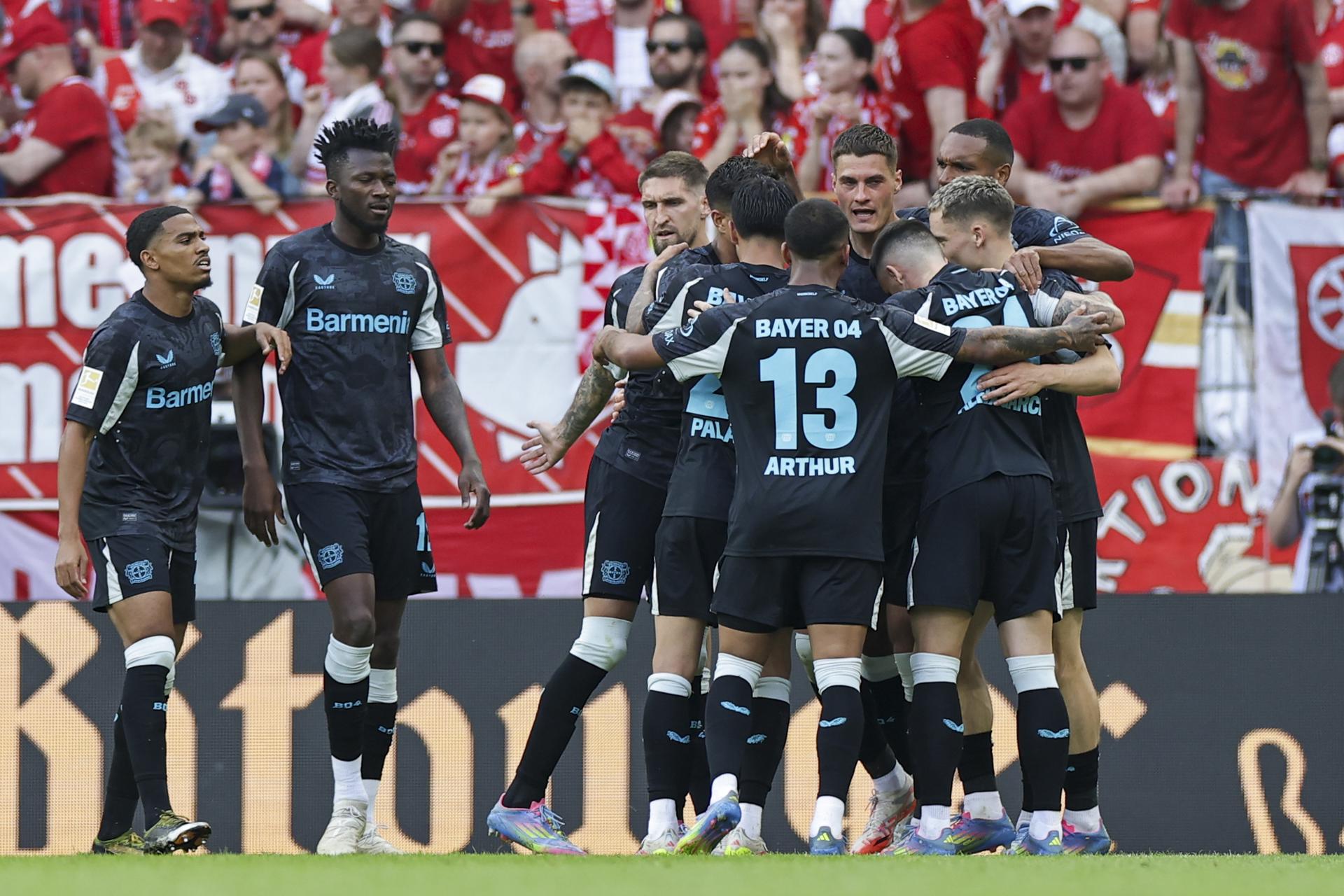 El delantero Patrik Schick es felicitado por sus compñsero tras marcar el empate durante el partido entre el el 1. FSV Mainz 05 - Bayer Leverkusen en Dortmund, Alemania. EFE/EPA/CHRISTOPHER NEUNDORF