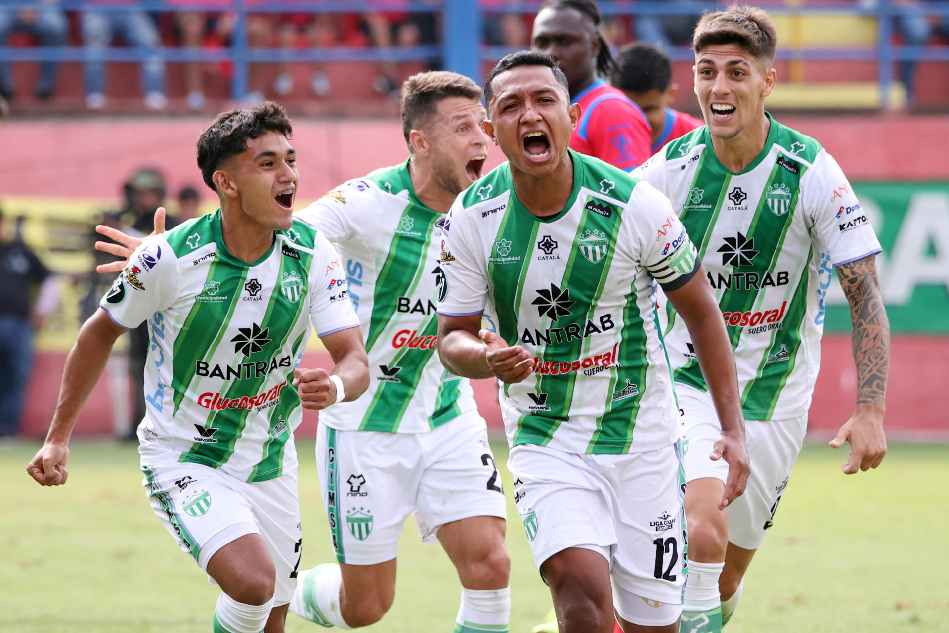 Jugadores de Antigua este domingo la conquista del título Clausura guatemalteco tras derrotar por 1-2 a Municipal en el estadio Manuel Felipe Carrera, de Ciudad de Guatemala. EFE/ Fernando Ruiz