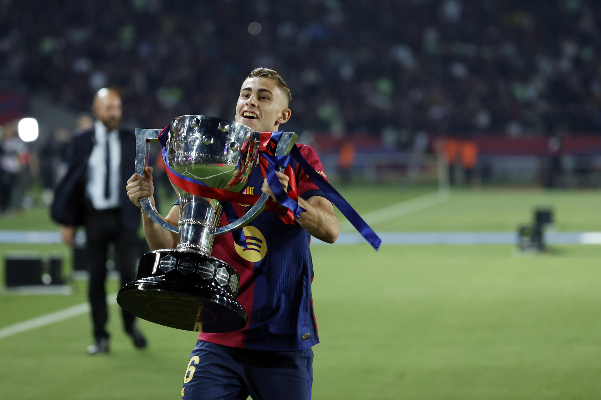 - El jugador del Barcelona Fermín celebra con la trofeo el título de Liga al final del encuentro de la jornada 37 de LaLiga entre FC Barcelona y Villarreal CF disputado este domingo en el Estadio Olímpico de Montjuic. EFE/Toni Albir