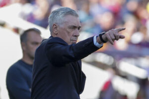 El entrenador del Real Madrid Carlo Ancelotti durante el partido de la jornada 35 de LaLiga ante el Barcelona. EFE/ Alberto Estévez