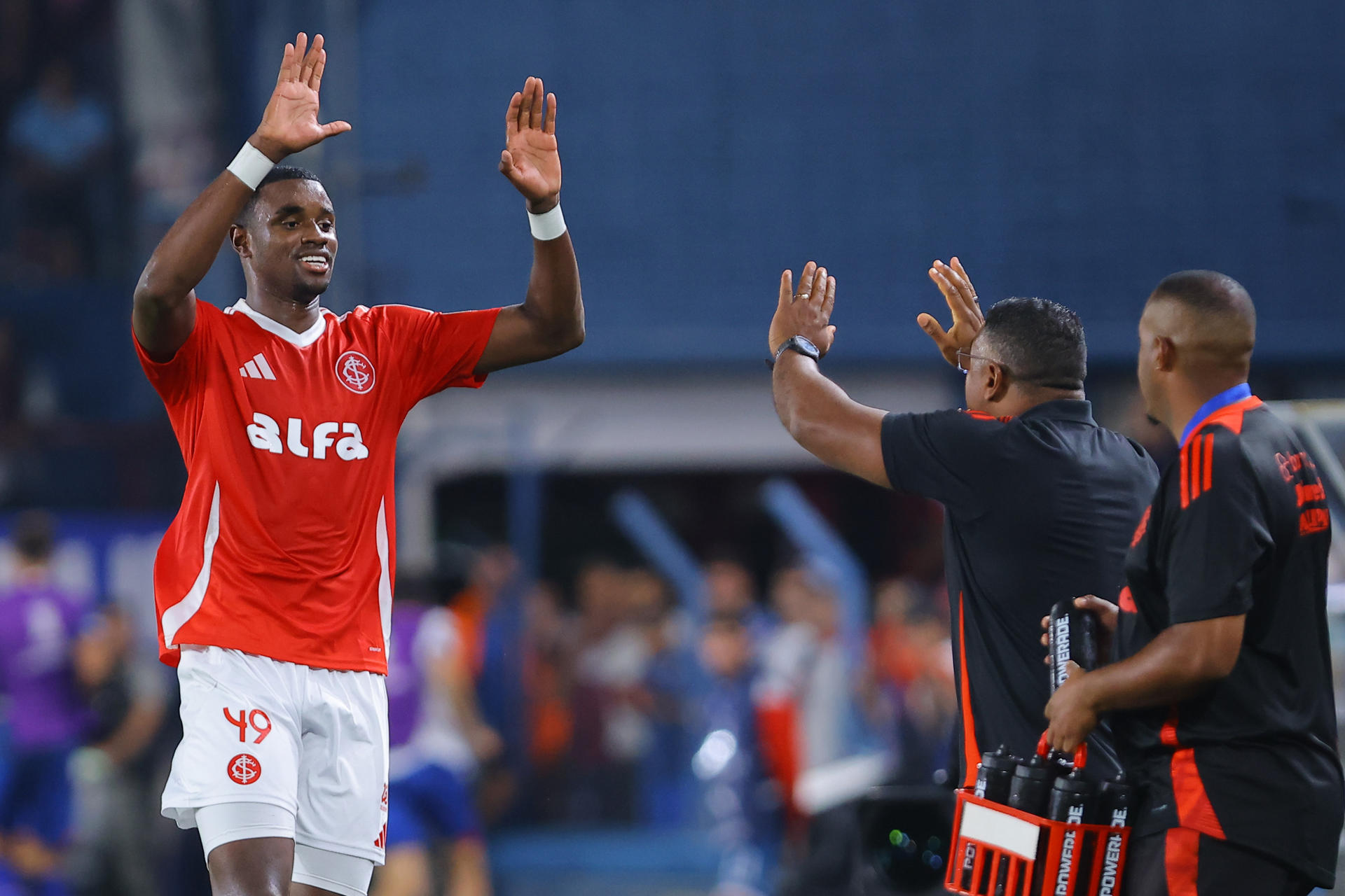 Ricardo Mathias (i), de Internacional, celebra un gol durante un partido de la fase de grupos de la Copa Libertadores entre Nacional e Internacional en el estadio Gran Parque Central en Montevideo (Uruguay). EFE/ Gastón Britos