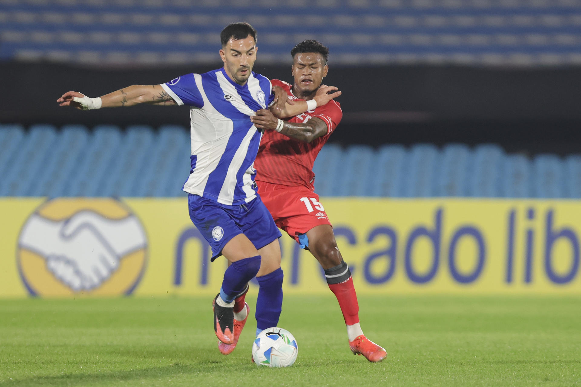 Facundo Peraza de Cerro (i) disputa un balón con Luis Moreno de Católica en un partido de la fase de grupos de la Copa Sudamericana. EFE/ Gastón Britos