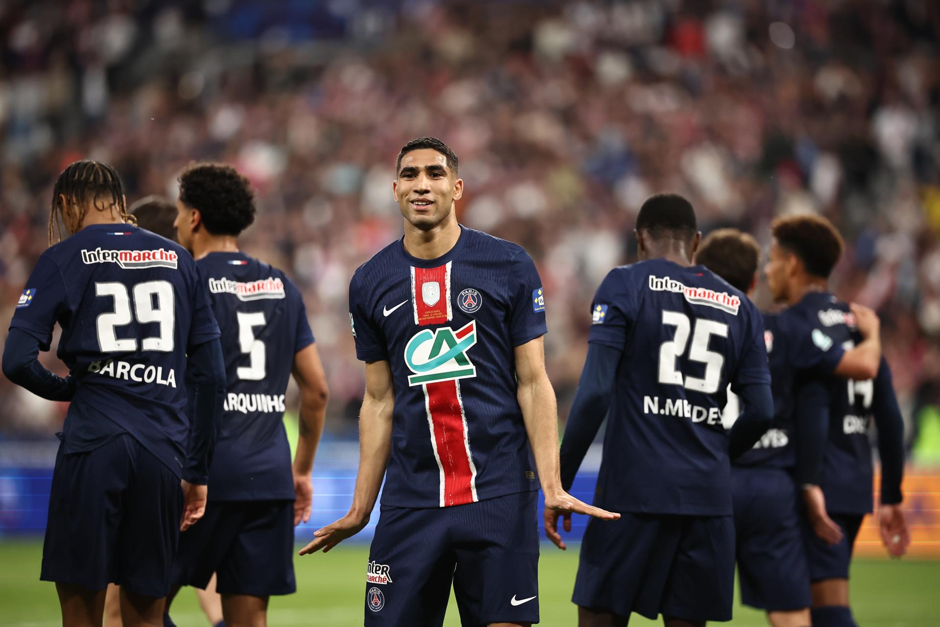 El juygador del PSG Acharaf Hakimi (c) celebra un gol en la final de la Copa de Francia que han jugado Paris Saint Germain (PSG) y Reims en Saint-Denis, Paris, France. EFE/EPA/CHRISTOPHE PETIT TESSON