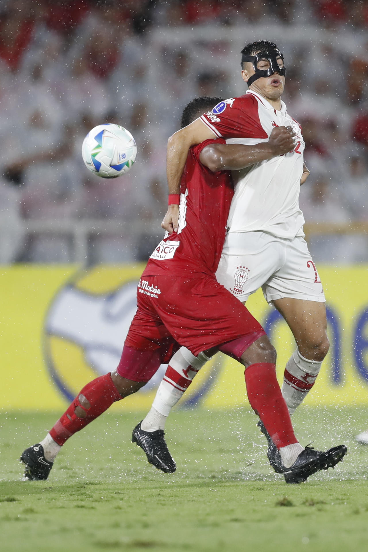 Jean Pestaña (i) de América disputa un balón con Leonardo Sequeira de Huracán. EFE/ Ernesto Guzmán Jr.