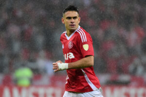 Rafael Santos Borré de Internacional en acción ante Bahía en la Copa Libertadores. EFE/Ricardo Rimoli