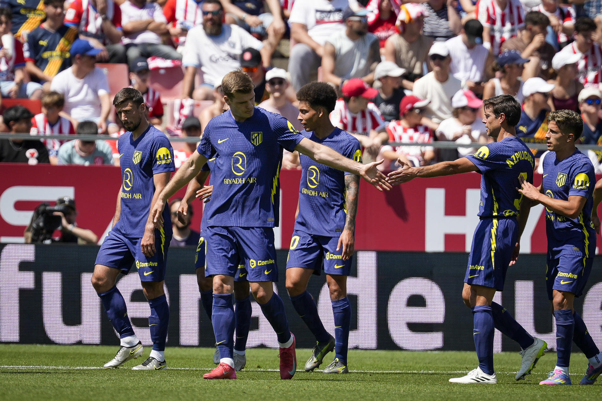 El delantero del Atlético de Madrid Alexander Sorloth (2i) celebra con sus compañeros su gol ante el Girona, durante el partido de Liga que Girona y Atlético de Madrid disputaron en el estadio municial de Moltilivi. EFE/David Borrat