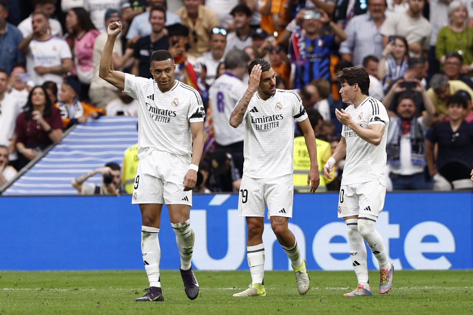 El delantero francés del Real Madrid Kylian Mbappé (i) celebra tras marcar el 1-0 durante el partido de la jornada 38 de LaLiga EA Sports entre Real Madrid y Real Sociedad celebrado este sábado en el estadio Santiago Bernabéu de Madrid. EFE/ Daniel González