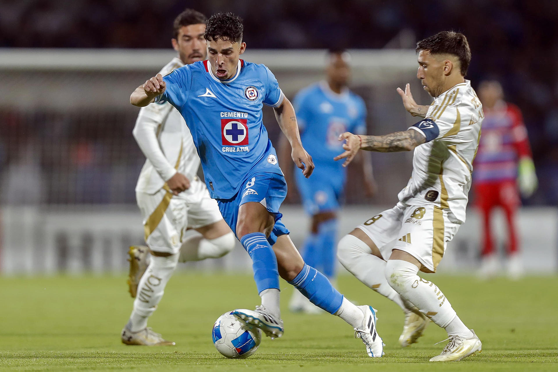 Lorenzo Faravelli (i) de Cruz Azul disputa un balón con Fernando Gorriarán de Tigres este jueves, en el partido de vuelta de la semifinal de la Copa Concacaf en el estadio Olímpico Universitario de Ciudad de México (México). EFE/ Isaac Esquivel